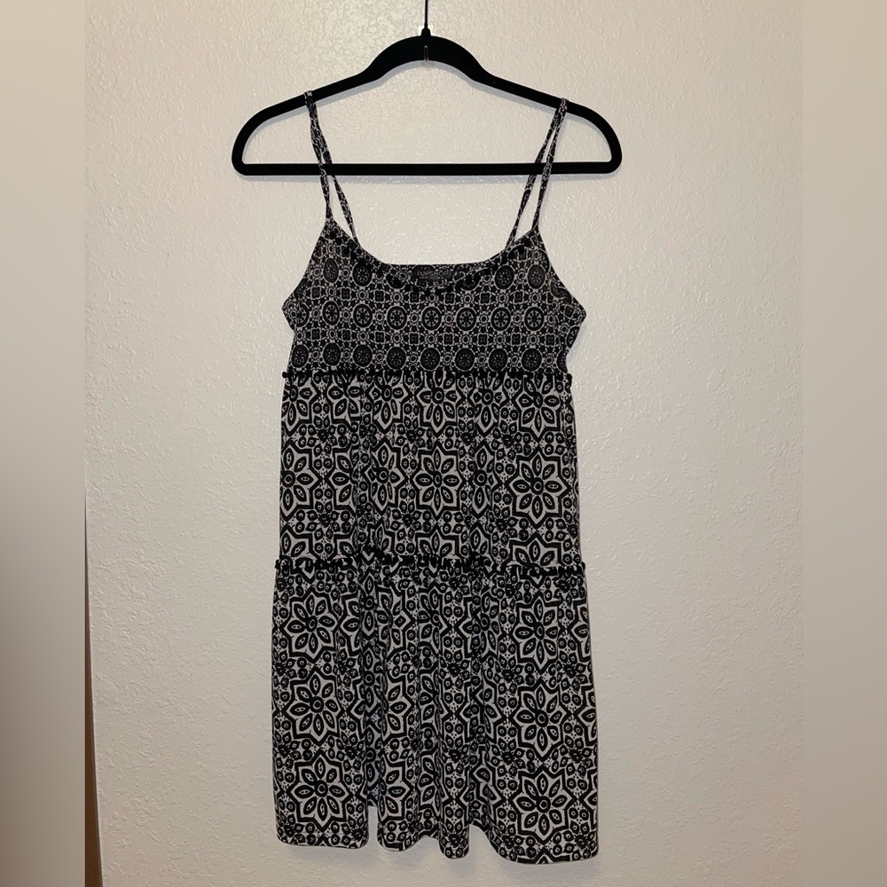 TOPSHOP black and white floral pattern dress, Size US 6